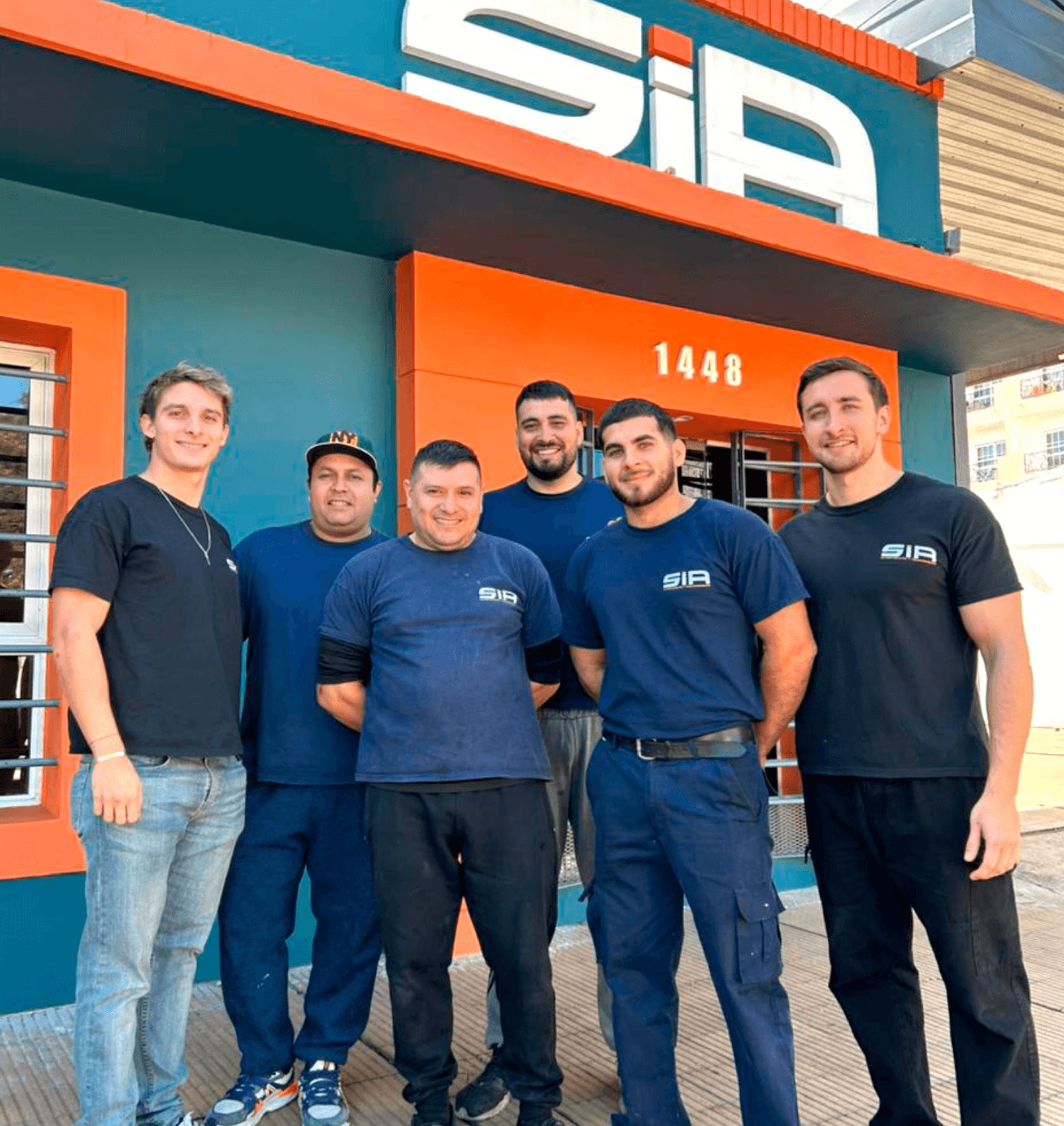 Equipo de SIA Climatización frente al local